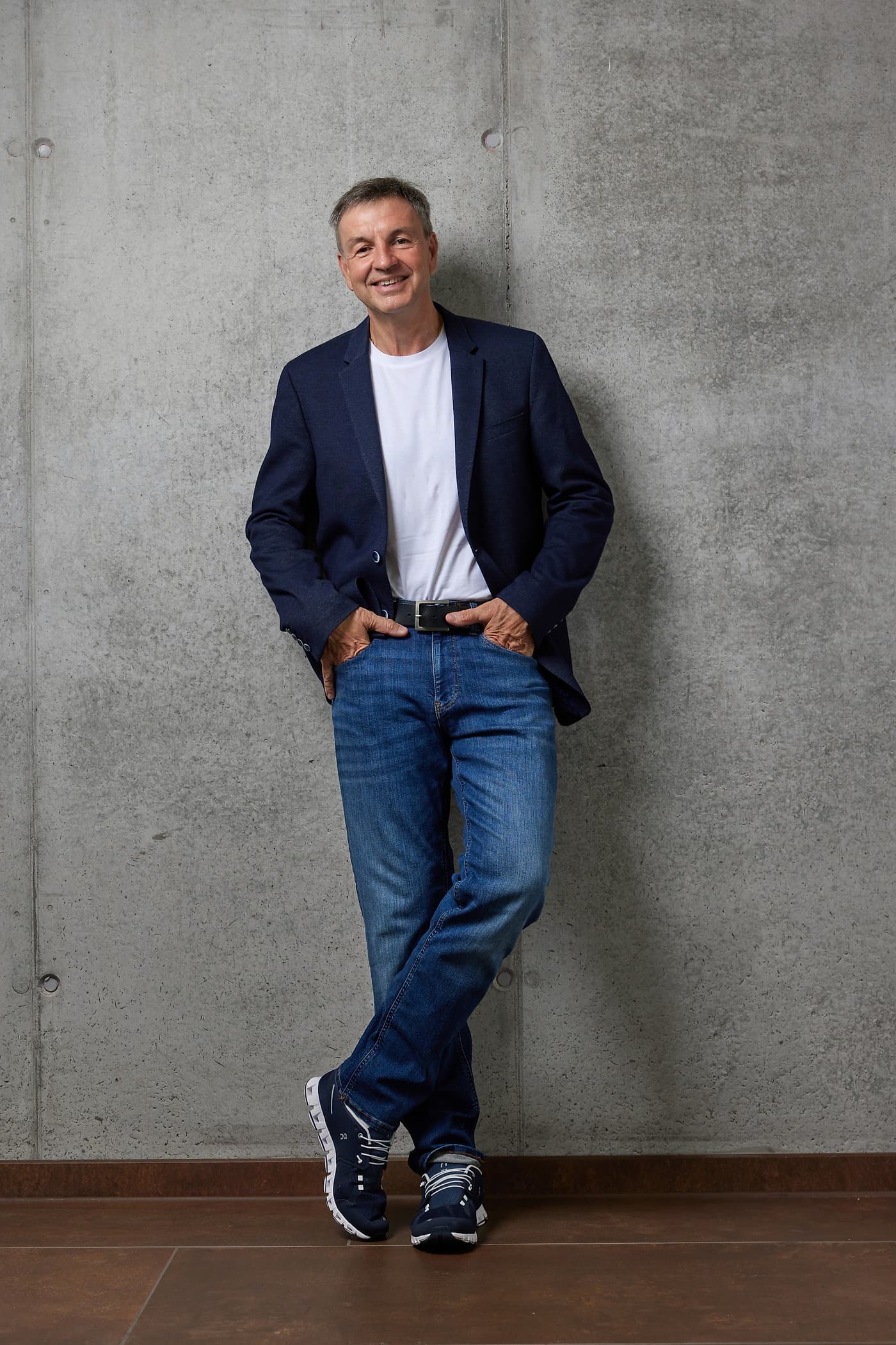Michael Basler leger vor einer Betonwand