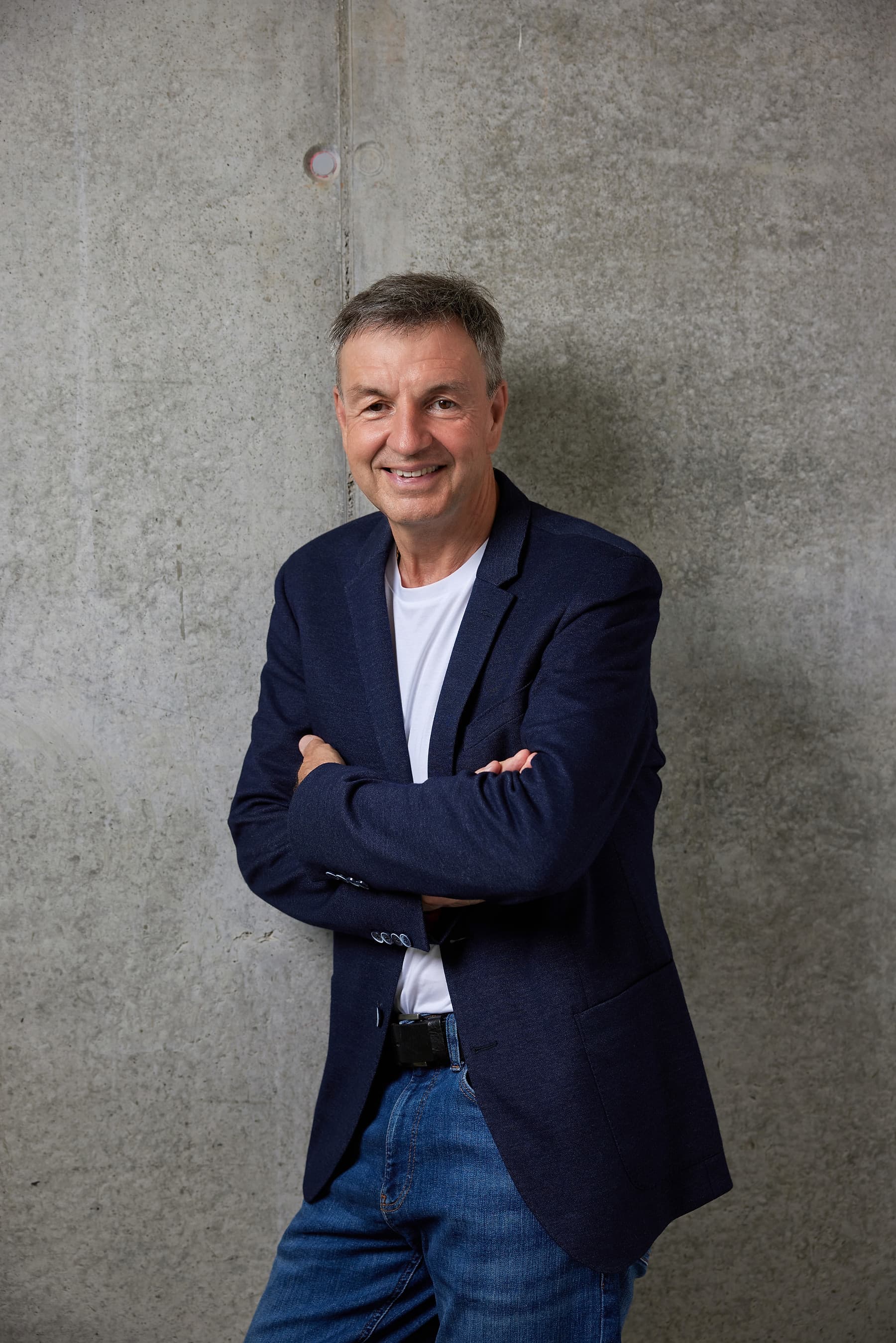 Michael Basler im Freien, in ein Gespräch vertieft
